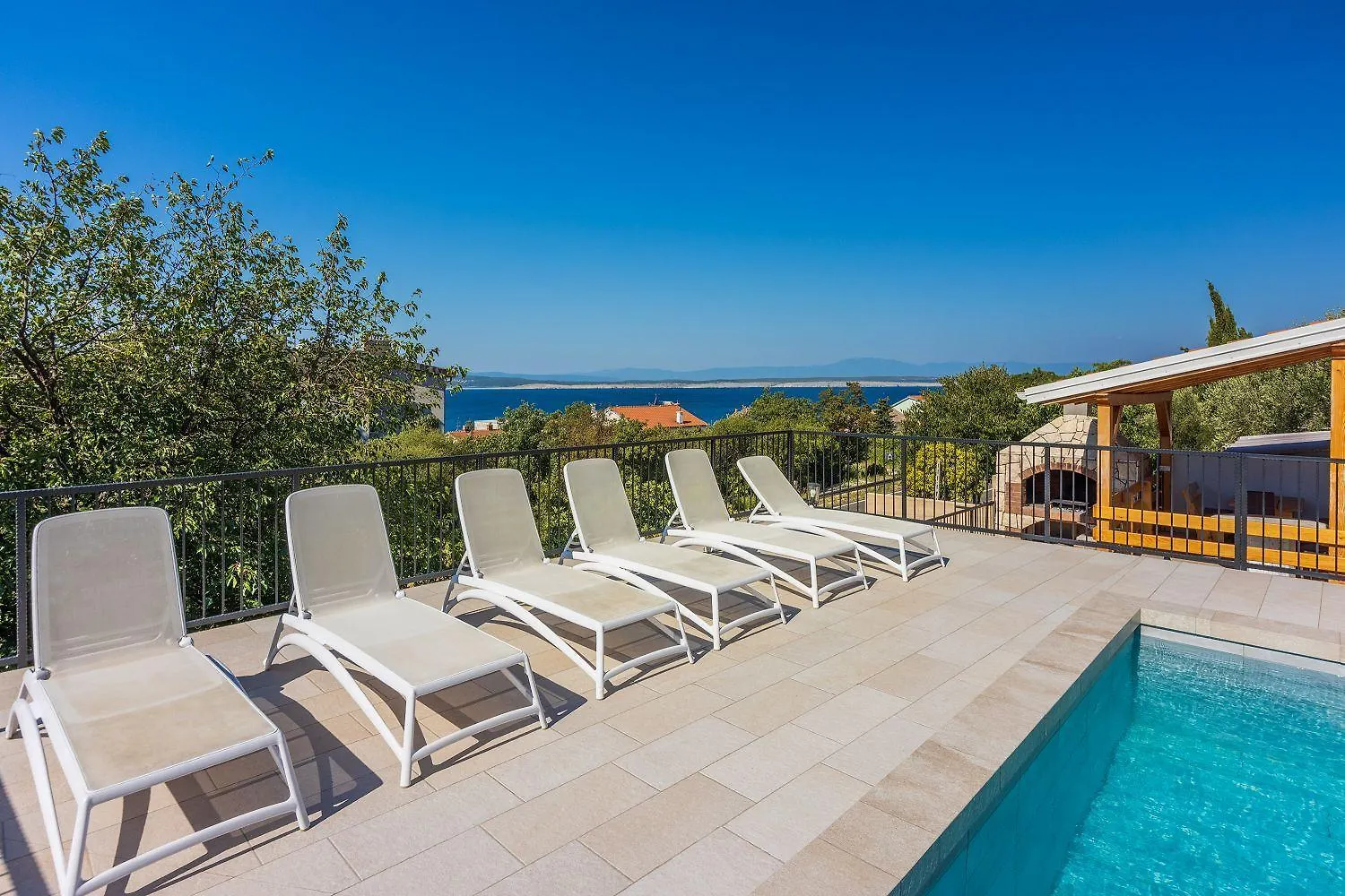 Herrliches Apartment Nur 600 Meter Zum Strand Mit Meerblick, Pool, Grill, Waschmaschine Crikvenica