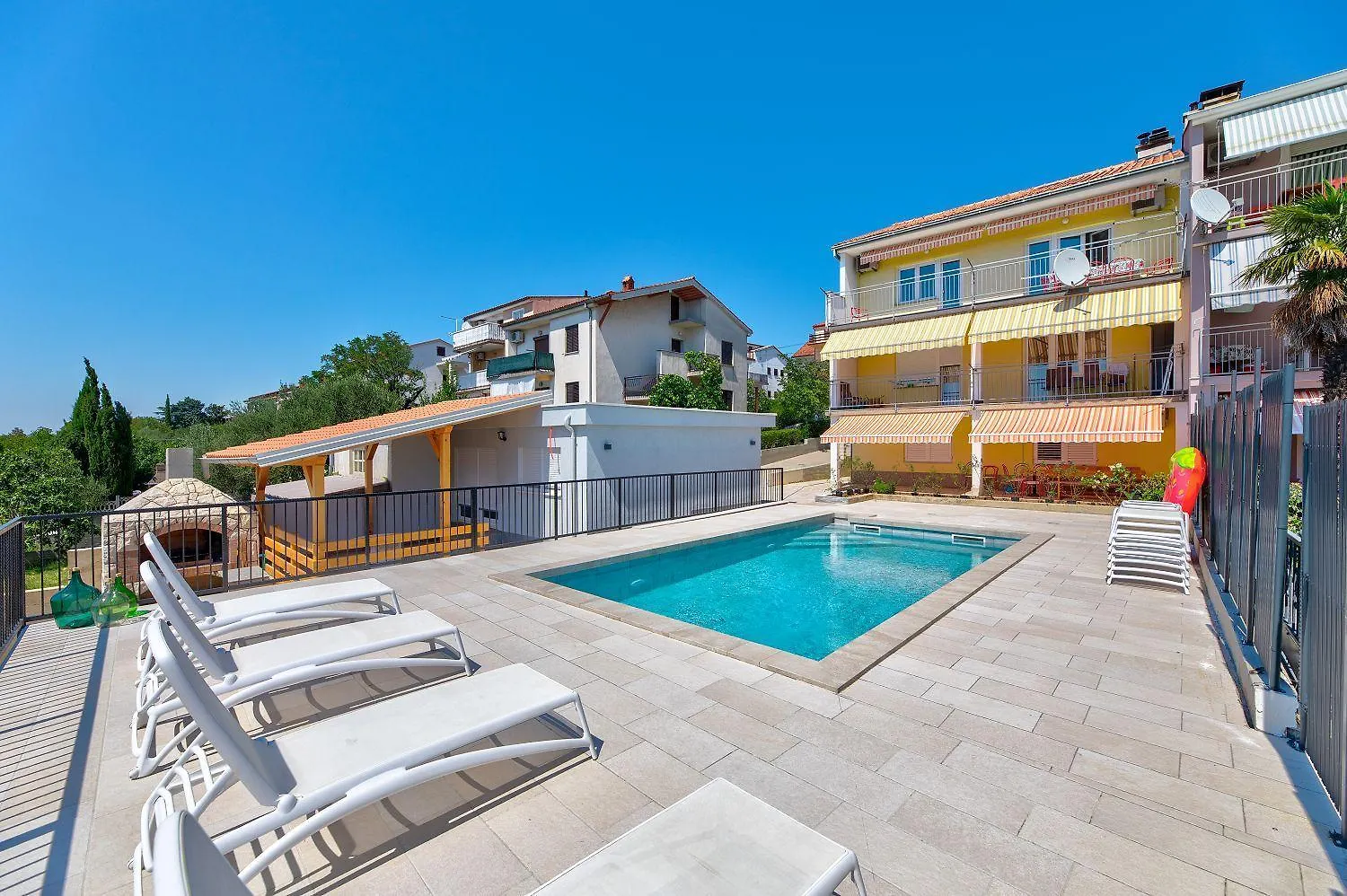 Herrliches Apartment Nur 600 Meter Zum Strand Mit Meerblick, Pool, Grill, Waschmaschine Crikvenica